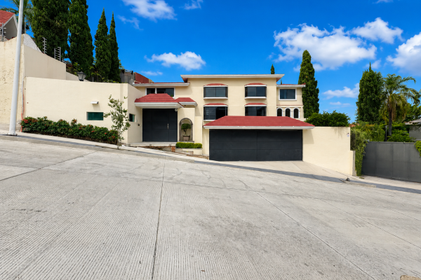 RESIDENCIA EN VENTA DE LUJO EN COLINAS DE SAN JAVIER $33’950,000